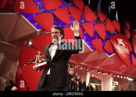 (150912) -- VENEZIA, 12 settembre 2015 -- il regista venezuelano Lorenzo Vigas detiene il premio del Leone d'Oro per il suo film Desde alla (da Afar), durante la cerimonia di premiazione alla 72a Mostra del Cinema di Venezia, Italia, 12 settembre 2015. Il film venezuelano ha vinto il Leone d'Oro per il miglior film, il più alto premio assegnato alla 72a Mostra Internazionale d'Arte cinematografica di Venezia che si è chiusa qui al Lido di Venezia sabato. ) ITALY-VENICE-FILM-FESTIVAL-72ESIMO-AWARD-LEONE D'ORO JinxYu PUBLICATIONxNOTxINxCHN Venezia 12 settembre 2015 il regista venezuelano Lorenzo detiene il Premio Leone d'Oro per il suo film Foto Stock