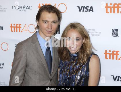 TORONTO, 12 settembre 2015 -- l'attore Paul Dano (L) e l'attrice Zoe Kazan posano per le foto prima della premiere nordamericana del film Youth at the Elgin Theatre durante il 40 ° Toronto International Film Festival a Toronto, Canada, 12 settembre 2015. ) (Zjy) CANADA-TORONTO-40TH TORONTO INTERNATIONAL FILM FESTIVAL-YOUTH ZouxZheng PUBLICATIONxNOTxINxCHN Toronto 12 settembre 2015 l'attore Paul Dano l e l'attrice Zoe Kazan posano per le foto prima della premiere nordamericana del Film Youth ALL'Elgin Theatre durante il 40 ° Toronto International Film Festival a Toronto Canada 12 settembre 2015 zjy Canada Tor Foto Stock