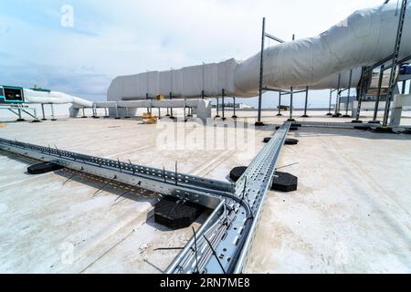 Passacavi per la posa e la protezione di cavi e fili Foto Stock