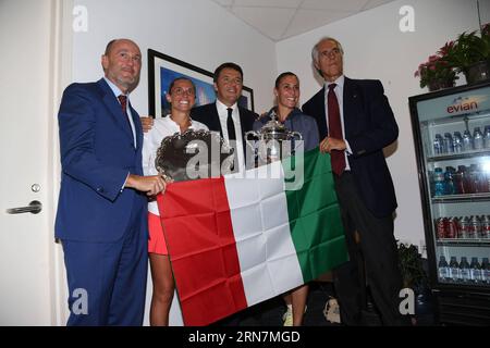 (150912) -- NEW YORK, 12 settembre 2015 -- il primo ministro italiano Matteo Renzi(C) si pone con le tenniste Flavia Pennetta (2° R) e Roberta Vinci d'Italia dopo la partita finale femminile del singolare agli US Open 2015 di New York, Stati Uniti, 12 settembre 2015. Flavia Pennetta ha rivendicato il titolo dell'evento dopo aver battuto Roberta Vinci 2-0. ) (SP)US-NEW YORK-TENNIS-US OPEN-WOMEN S SINGLE-FINAL LuxYi PUBLICATIONxNOTxINxCHN New York 12 settembre 2015 il primo ministro italiano Matteo Renzi C pone con le tenniste Flavia Pennetta 2° r e Roberta Vinci d'Italia dopo la finale femminile del singolo MATC Foto Stock