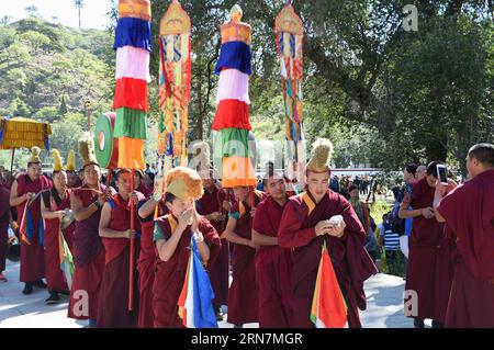 (150913) -- BAOTOU, 13 settembre 2015 -- i monaci cantano il sutra durante un evento per mostrare un gigantesco Tangka (pittura religiosa tibetana) al monastero di Wudangzhao a Baotou, nella regione autonoma mongola interna della Cina settentrionale, 13 settembre 2015. Il Monastero di Wudangzhao, il più grande tempio tibetano del Buddhismo nella regione interna della Mongolia, ha la tradizione di mostrare la sua gigantesca Tangka il primo giorno di agosto nel calendario lunare. Il gigantesco Tangka è alto 20 metri e largo 16,8 metri. (lfj) CHINA-INNER MONGOLIA-WUDANGZHAO MONASTERY-TANGKA DISPLAY (CN) ShaoxKun PUBLICATIONxNOTxINxCHN Baotou 13 settembre 2015 Monaci Foto Stock