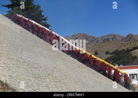 (150913) -- BAOTOU, 13 settembre 2015 -- i monaci portano una Tangka gigantesca (pittura religiosa tibetana) durante un evento per esporre Tangka al monastero di Wudangzhao a Baotou, nella regione autonoma mongola interna della Cina settentrionale, 13 settembre 2015. Il Monastero di Wudangzhao, il più grande tempio tibetano del Buddhismo nella regione interna della Mongolia, ha la tradizione di mostrare la sua gigantesca Tangka il primo giorno di agosto nel calendario lunare. Il gigantesco Tangka è alto 20 metri e largo 16,8 metri. (lfj) CHINA-INNER MONGOLIA-WUDANGZHAO MONASTERY-TANGKA DISPLAY (CN) ShaoxKun PUBLICATIONxNOTxINxCHN Baotou 13 settembre 2015 Monk Foto Stock