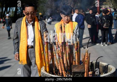 (150913) -- BAOTOU, 13 settembre 2015 -- i buddisti bruciano i bastoni di joss in un evento per mostrare un gigantesco Tangka (pittura religiosa tibetana) al monastero di Wudangzhao a Baotou, nella regione autonoma mongola interna della Cina settentrionale, 13 settembre 2015. Il Monastero di Wudangzhao, il più grande tempio tibetano del Buddhismo nella regione interna della Mongolia, ha la tradizione di mostrare la sua gigantesca Tangka il primo giorno di agosto nel calendario lunare. Il gigantesco Tangka è alto 20 metri e largo 16,8 metri. (lfj) CHINA-INNER MONGOLIA-WUDANGZHAO MONASTERY-TANGKA DISPLAY (CN) ShaoxKun PUBLICATIONxNOTxINxCHN Baotou 13 settembre 2015 Foto Stock