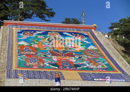 (150913) -- BAOTOU, 13 settembre 2015 -- Un gigantesco Tangka (pittura religiosa tibetana) è esposto al monastero di Wudangzhao a Baotou, nella regione autonoma mongola interna della Cina settentrionale, 13 settembre 2015. Il Monastero di Wudangzhao, il più grande tempio tibetano del Buddhismo nella regione interna della Mongolia, ha la tradizione di mostrare la sua gigantesca Tangka il primo giorno di agosto nel calendario lunare. Il gigantesco Tangka è alto 20 metri e largo 16,8 metri. (lfj) CHINA-INNER MONGOLIA-WUDANGZHAO MONASTERY-TANGKA DISPLAY (CN) ShaoxKun PUBLICATIONxNOTxINxCHN Baotou 13 settembre 2015 a Gigantic Tangka tibetan Religious P Foto Stock