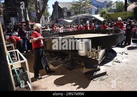 (150914) -- MONTEVIDEO, 13 settembre 2015 -- i partecipanti cucinano stufato di lenticchie a Montevideo, capitale dell'Uruguay, il 13 settembre 2015. Con un peso totale di 2.365 kg, i partecipanti speravano di battere il record mondiale di Guinness per il più grande stufato di lenticchie del mondo. Il denaro raccolto vendendo lo stufato sarà devoluto a un ente di beneficenza. Nicolas Celaya) (rtg) (ce) URUGUAY-MONTEVIDEO-SOCIETY-RECORD e NICOLASxCELAYA PUBLICATIONxNOTxINxCHN 150914 Montevideo 13 settembre 2015 partecipanti Cook Lentil Stew a Montevideo capitale dell'Uruguay IL 13 settembre 2015 con un peso totale di 2 365 kg i partecipanti speravano di rompere Foto Stock