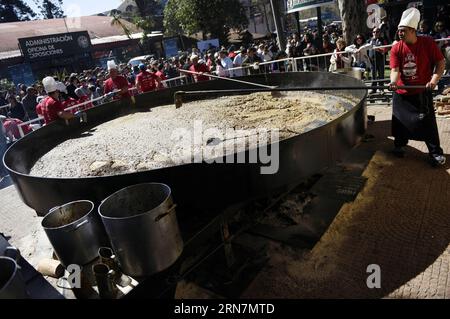 (150914) -- MONTEVIDEO, 13 settembre 2015 -- i partecipanti cucinano stufato di lenticchie a Montevideo, capitale dell'Uruguay, il 13 settembre 2015. Con un peso totale di 2.365 kg, i partecipanti speravano di battere il record mondiale di Guinness per il più grande stufato di lenticchie del mondo. Il denaro raccolto vendendo lo stufato sarà devoluto a un ente di beneficenza. Nicolas Celaya) (rtg) (ce) URUGUAY-MONTEVIDEO-SOCIETY-RECORD e NICOLASxCELAYA PUBLICATIONxNOTxINxCHN 150914 Montevideo 13 settembre 2015 partecipanti Cook Lentil Stew a Montevideo capitale dell'Uruguay IL 13 settembre 2015 con un peso totale di 2 365 kg i partecipanti speravano di rompere Foto Stock