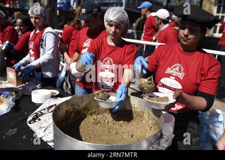 (150914) -- MONTEVIDEO, 13 settembre 2015 -- i volontari servono stufato di lenticchie a Montevideo, capitale dell'Uruguay, il 13 settembre 2015. Con un peso totale di 2.365 kg, i partecipanti speravano di battere il record mondiale di Guinness per il più grande stufato di lenticchie del mondo. Il denaro raccolto vendendo lo stufato sarà devoluto a un ente di beneficenza. Nicolas Celaya) (rtg) (ce) URUGUAY-MONTEVIDEO-SOCIETY-RECORD e NICOLASxCELAYA PUBLICATIONxNOTxINxCHN 150914 Montevideo 13 settembre 2015 i volontari servono lo stufato di lenticchie a Montevideo capitale dell'Uruguay IL 13 settembre 2015 con un peso totale di 2 365 kg i partecipanti speravano di superare il Foto Stock