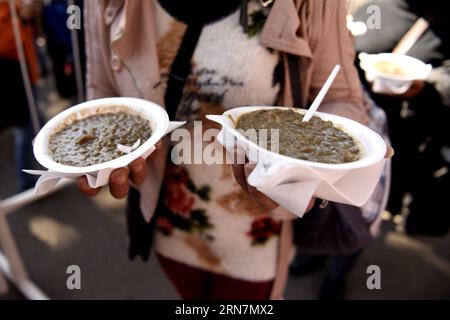 (150914) -- MONTEVIDEO, 13 settembre 2015 -- Una persona tiene due ciotole di stufato di lenticchie a Montevideo, capitale dell'Uruguay, il 13 settembre 2015. Con un peso totale di 2.365 kg, i partecipanti speravano di battere il record mondiale di Guinness per il più grande stufato di lenticchie del mondo. Il denaro raccolto vendendo lo stufato sarà devoluto a un ente di beneficenza. Nicolas Celaya) (rtg) (ce) URUGUAY-MONTEVIDEO-SOCIETY-RECORD e NICOLASxCELAYA PUBLICATIONxNOTxINxCHN 150914 Montevideo 13 settembre 2015 una persona tiene due ciotole di stufato di Lentil a Montevideo capitale dell'Uruguay IL 13 settembre 2015 con un peso totale di 2 365 kg di partecipanti Foto Stock