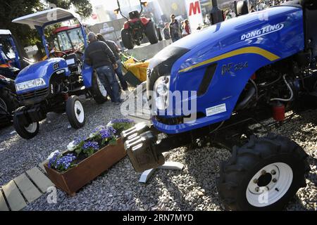 (150914) -- MONTEVIDEO, 13 settembre 2015 -- la gente vede un trattore del marchio cinese Dongfeng durante il 110° Expo Prado 2015 presso il Rural del Prado Exposition Grounds di Montevideo, capitale dell'Uruguay, il 13 settembre 2015. L'expo, con una storia di oltre un secolo, ha mostrato 2.500 animali di 95 razze. Nicolas Celaya) (da) (ce) URUGUAY-MONTEVIDEO-EXPO PRADO e NICOLASxCELAYA PUBLICATIONxNOTxINxCHN 150914 Montevideo 13 settembre 2015 le celebrità vedono un trattore del marchio cinese Dongfeng durante la 110a EXPO Prado 2015 PRESSO il Rural del Prado Exposure Grounds a Montevideo capitale dell'Uruguay IL settembre Foto Stock