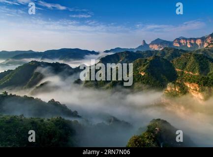 SHIJIAZHUANG, 13 settembre 2015 -- foto scattata il 13 settembre 2015 mostra una vista della valle di Jiulong sul monte Taihang nella contea di Xingtai, nella provincia di Hebei nella Cina settentrionale. ) (wyo) CHINA-HEBEI-TAIHANG MOUNTAIN-LANDSCAPE (CN) YangxShiyao PUBLICATIONxNOTxINxCHN Shijiazhuang 13 settembre 2015 foto scattata IL 13 settembre 2015 mostra una vista della valle di Jiulong SULLA montagna Taihang nella contea di Xingtai nella provincia di Hebei nella Cina settentrionale wyo China Hebei Taihang Mountain Scenic CN YangxShiyao PUBLICATIONxNOTxINxCHN Foto Stock