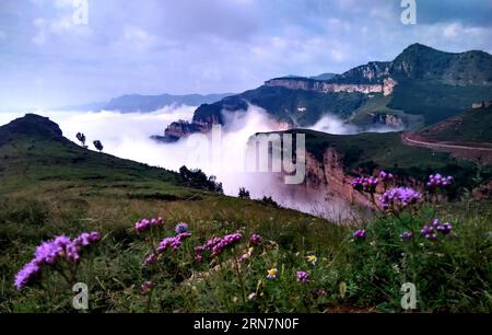 SHIJIAZHUANG, 13 settembre 2015 -- foto scattata il 13 settembre 2015 mostra una vista della valle di Jiulong sul monte Taihang nella contea di Xingtai, nella provincia di Hebei nella Cina settentrionale. ) (wyo) CHINA-HEBEI-TAIHANG MOUNTAIN-LANDSCAPE (CN) YangxShiyao PUBLICATIONxNOTxINxCHN Shijiazhuang 13 settembre 2015 foto scattata IL 13 settembre 2015 mostra una vista della valle di Jiulong SULLA montagna Taihang nella contea di Xingtai nella provincia di Hebei nella Cina settentrionale wyo China Hebei Taihang Mountain Scenic CN YangxShiyao PUBLICATIONxNOTxINxCHN Foto Stock