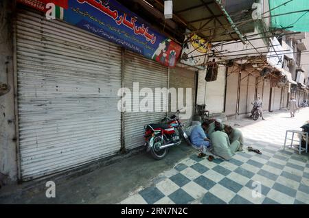 Peshawar, Peshawar, Pakistan. 31 agosto 2023. La gente siede di fronte a un mercato chiuso dopo che i commercianti hanno chiesto uno sciopero per protestare contro l'inflazione a Peshawar, Pakistan, il 31 agosto 2023. Le proteste contro le bollette dell'elettricità gonfiate sono scoppiate in diverse città in tutto il Pakistan, con dimostranti che hanno bruciato le bollette mensili, e leader commerciali e rappresentanti che hanno espresso preoccupazioni per le tasse eccessive. Le persone che lottano per sbarcare il lunario sono state colpite duramente da bollette elettriche elevate, e il fallimento del governo nel ridurre i prezzi e le tasse aggiuntive è un problema importante. La Foto Stock