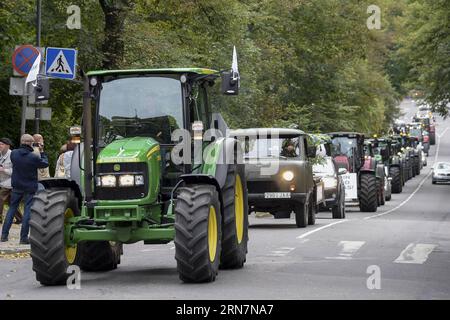 (150914) -- TALLINN, 14 settembre 2015 -- gli agricoltori che guidano trattori prendono parte alla protesta nazionale degli agricoltori contro la politica agricola del governo e le sanzioni contro la Russia, di fronte alla piazza dell'edificio del Parlamento estone a Tallinn, Estonia, 14 settembre 2015. Centinaia di trattori e agricoltori estoni in tutto il paese Baltico hanno bloccato la piazza di fronte all'edificio del parlamento estone protestando contro la politica agricola del governo estone e le sanzioni alleate dell'UE contro la Russia, che hanno causato i loro scarsi profitti dalle esportazioni precedenti di prodotti agricoli in Russia. ) ESTONI Foto Stock