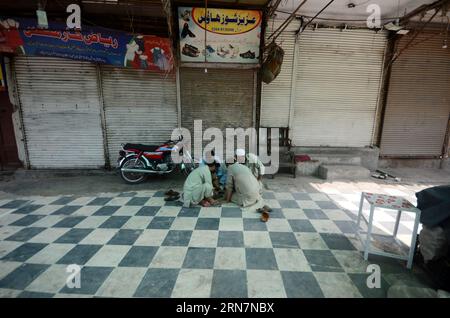 Peshawar, Peshawar, Pakistan. 31 agosto 2023. La gente siede di fronte a un mercato chiuso dopo che i commercianti hanno chiesto uno sciopero per protestare contro l'inflazione a Peshawar, Pakistan, il 31 agosto 2023. Le proteste contro le bollette dell'elettricità gonfiate sono scoppiate in diverse città in tutto il Pakistan, con dimostranti che hanno bruciato le bollette mensili, e leader commerciali e rappresentanti che hanno espresso preoccupazioni per le tasse eccessive. Le persone che lottano per sbarcare il lunario sono state colpite duramente da bollette elettriche elevate, e il fallimento del governo nel ridurre i prezzi e le tasse aggiuntive è un problema importante. La Foto Stock