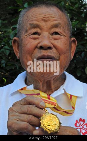 (150916) -- TIANTAI (ZHEJIANG), 16 settembre 2015 -- la foto scattata l'11 settembre 2015 mostra Zhang Chongyou, un ricevente di 93 anni della medaglia commemorativa del 70° anniversario della vittoria della Guerra popolare cinese di resistenza contro l'aggressione giapponese e veterano del corpo volontario della contea di Tiantai nella provincia dello Zhejiang nella Cina orientale. Jin si unì al corpo e combatté contro gli invasori giapponesi nella provincia del Sichuan nella Cina sud-occidentale e successivamente come pilota di carri armati della Chinese Expeditionary Force in India. Si ritirò dopo la guerra come privato e tornò a casa per essere un contadino. In TH Foto Stock