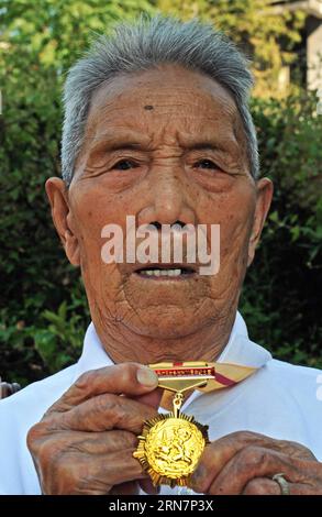 (150916) -- TIANTAI (ZHEJIANG), 16 settembre 2015 -- la foto scattata l'11 settembre 2015 mostra Zhang Zhinuan, un ricevente di 95 anni della medaglia commemorativa del 70° anniversario della vittoria della guerra di resistenza del popolo cinese contro l'aggressione giapponese e veterano del corpo volontario della contea di Tiantai nella provincia dello Zhejiang nella Cina orientale. Yao si unì al corpo e combatté contro gli invasori giapponesi nello Zhejiang. Si ritirò dopo la guerra come privato e tornò a casa per essere un contadino. Nell'estate del 1939, le truppe d'invasione giapponesi attaccarono le aree costiere dello Zhejiang. Nel contesto della S Foto Stock