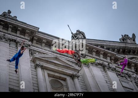 Londra, Regno Unito. 31 agosto 2023. GDIF: RESURGAM di artisti della compagnia di danza americana BANDALOOP esegue un'audace danza verticale sull'iconica facciata rivolta a sud della Cattedrale di St Paul. Eseguito come parte del 2023 Greenwich+Docklands International Festival (GDIF), l'evento è co-prodotto dalla City of London Corporation ed è la prima mondiale della performance verticale. Crediti: Guy Corbishley/Alamy Live News Foto Stock