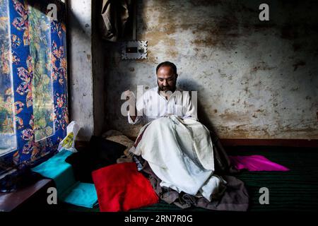 (150917) -- SRINAGAR, 17 settembre 2015 -- Un artigiano del Kashmiri realizza ricami su uno scialle pashmina nella periferia di Srinagar, capitale estiva il 17 settembre 2015. La pashmina è il miglior tipo di lana di cashmere. La lana proviene dai capelli della capra himalayana, un animale raro che vive sopra i 4.000 metri di altitudine nella regione di Ladakh, controllata dagli indiani del Kashmir. Migliaia di artigiani del Kashmir sono associati all'industria della pashmina nel Kashmir. ) KASHMIR-SRINAGAR-PASHMINA SHAWL INDUSTRY JavedxDar PUBLICATIONxNOTxINxCHN Srinagar 17 settembre 2015 un artigiano del Kashmiri lavora al ricamo SU uno scialle Pashmina in Foto Stock