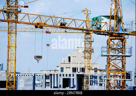 (150918) -- QINGDAO, 18 settembre 2015 -- foto scattata il 18 settembre 2015 mostra un cantiere a Qingdao, nella provincia dello Shandong della Cina orientale. Il mercato immobiliare cinese ha continuato a riprendersi da una prolungata flessione in luglio, con nuovi prezzi delle case che hanno segnato un aumento su base annua per la prima volta dallo scorso settembre grazie a una maggiore fiducia del mercato e a tassi di interesse più bassi. ) (wyo) CHINA-HOUSING MARKET-RECOVERY (CN) YuxFangping PUBLICATIONxNOTxINxCHN Qingdao 18 settembre 2015 la foto scattata IL 18 settembre 2015 mostra un cantiere edile nella provincia di Shan Dong nella Cina orientale di Qingdao continua r Foto Stock