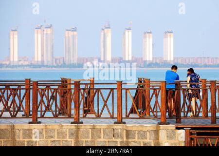 (150918) -- QINGDAO, 18 settembre 2015 -- foto scattata il 18 settembre 2015 mostra un progetto immobiliare a Qingdao, nella provincia dello Shandong della Cina orientale. Il mercato immobiliare cinese ha continuato a riprendersi da una prolungata flessione in luglio, con nuovi prezzi delle case che hanno segnato un aumento su base annua per la prima volta dallo scorso settembre grazie a una maggiore fiducia del mercato e a tassi di interesse più bassi. ) (wyo) CHINA-HOUSING MARKET-RECOVERY (CN) YuxFangping PUBLICATIONxNOTxINxCHN Qingdao 18 settembre 2015 la foto scattata IL 18 settembre 2015 mostra un progetto immobiliare nella provincia di Shan Dong nella Cina orientale di Qingdao, nel continente cinese Del mercato immobiliare Foto Stock