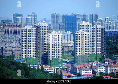 (150918) -- QINGDAO, 18 settembre 2015 -- foto scattata il 18 settembre 2015 mostra un progetto immobiliare a Qingdao, nella provincia dello Shandong della Cina orientale. Il mercato immobiliare cinese ha continuato a riprendersi da una prolungata flessione in luglio, con nuovi prezzi delle case che hanno segnato un aumento su base annua per la prima volta dallo scorso settembre grazie a una maggiore fiducia del mercato e a tassi di interesse più bassi. ) (wyo) CHINA-HOUSING MARKET-RECOVERY (CN) YuxFangping PUBLICATIONxNOTxINxCHN Qingdao 18 settembre 2015 la foto scattata IL 18 settembre 2015 mostra un progetto immobiliare nella provincia di Shan Dong nella Cina orientale di Qingdao, nel continente cinese Del mercato immobiliare Foto Stock