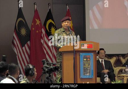 (150918) -- SELANGOR, 18 settembre 2015 -- Capo delle forze armate malesi Zulkifeli Mohd. Zin parla alla cerimonia di apertura dell'esercitazione militare congiunta a Selangor, Malesia, il 18 settembre 2015. Le forze armate cinesi e malesi hanno lanciato la loro prima esercitazione militare congiunta qui venerdì, con l'obiettivo di approfondire il partenariato strategico a tutto tondo tra i due paesi. ) MALESIA-SELANGOR-CINA-ESERCITAZIONE MILITARE JiangxShan PUBLICATIONxNOTxINxCHN Selangor 18 settembre 2015 il capo delle forze armate malesi Zulkifeli Mohd zin parla alla cerimonia di apertura dell'ESERCITAZIONE militare congiunta a Selangor Foto Stock