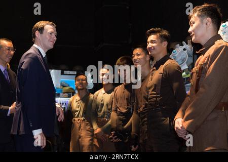 Il Cancelliere britannico dello Scacchiere George Osborne (2nd L) comunica con gli attori sullo sfondo del Teatro Nazionale della Cina a Pechino, capitale della Cina, 20 settembre 2015. Una delegazione britannica per la cultura e il commercio ha visitato il Teatro Nazionale della Cina domenica pomeriggio. )(mcg) CHINA-BEIJING-BRITAIN-GEORGE OSBORNE-VISIT (CN) BaixXueqi PUBLICATIONxNOTxINxCHN Cancelliere britannico dello Scacchiere George Osborne 2nd l comunica con gli attori DI fondo del National Theatre of China a Pechino capitale della Cina 20 settembre 2015 una delegazione britannica per la cultura e il commercio ha visitato il Teatro Nazionale Foto Stock