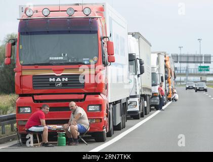 (150920) -- ZAGABRIA, 20 settembre 2015 -- i camionisti aspettano di attraversare la Slovenia al valico di frontiera principale croato con la Slovenia Obrezje-Bregana, a ovest di Zagabria, capitale della Croazia, 20 settembre 2015. Dopo che la Slovenia ha bloccato il traffico ferroviario per fermare l'afflusso di rifugiati dalla Croazia, si verificano anche gravi interruzioni nei valichi di frontiera che causano ritardi. )(bxq) CROAZIA-ZAGABRIA-CRISI DEI RIFUGIATI-INTERRUZIONE DEL TRAFFICO MisoxLisanin PUBLICATIONxNOTxINxCHN Zagabria 20 settembre 2015 i conducenti di camion aspettano di attraversare la Slovenia AL confine principale croato con la Slovenia AD OVEST di Zagabria capitale della Croazia 20 settembre 2015 Foto Stock