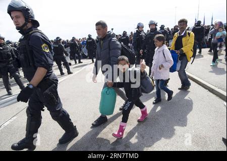 (150920) -- ZAGABRIA, 20 settembre 2015 -- Un gruppo di rifugiati cammina verso il lato sloveno del principale valico di frontiera croato con la Slovenia Obrezje-Bregana, a ovest di Zagabria, capitale della Croazia, 20 settembre 2015. Secondo la polizia slovena, oltre 2.000 rifugiati sono arrivati in Slovenia attraverso i confini tra Croazia e Slovenia. )(cl) CROAZIA-ZAGABRIA-CRISI DEI RIFUGIATI-FRONTIERA CON LA SLOVENIA MisoxLisanin PUBLICATIONxNOTxINxCHN Zagabria 20 settembre 2015 un gruppo di rifugiati cammina verso il lato sloveno del confine principale croato attraversando la Slovenia AD OVEST di Zagabria capitale della Croazia 20 settembre 201 Foto Stock