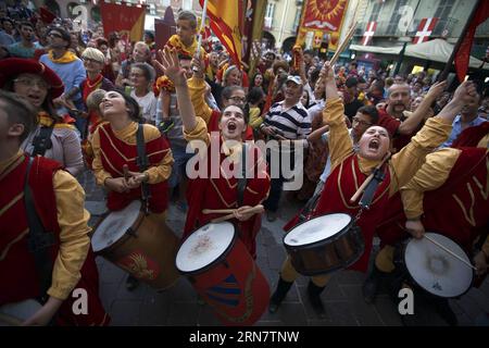 (150921) -- ASTI, 20 settembre 2015 -- i fan del quartiere San Paolo festeggiano la vittoria del Palio di Asti ad Asti, in Italia, il 20 settembre 2015. Il Palio di Asti è una tradizionale festa italiana di origine medievale che culmina in una corsa di cavalli senza schiena, e anche la più antica corsa di cavalli senza schiena registrata in Italia. La gara è stata disputata ogni anno a partire dal XIII secolo, con la prima gara registrata che si svolge nel 1275. L'antica competizione vede 21 cavalli purosangue competere rappresentando i 13 diversi quartieri della città. (SP)ITALIA-ASTI-PALIO DI ASTI-BAREBACK HORSERACE JINXYU PUBLICATIONXNOTXINX Foto Stock