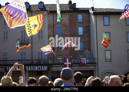 (150921) -- ASTI, 20 settembre 2015 -- il concorso di lancio bandiera si tiene durante il Palio di Asti, in Italia, il 20 settembre 2015. Il Palio di Asti è una tradizionale festa italiana di origine medievale che culmina in una corsa di cavalli senza schiena, e anche la più antica corsa di cavalli senza schiena registrata in Italia. La gara è stata disputata ogni anno a partire dal XIII secolo, con la prima gara registrata che si svolge nel 1275. L'antica competizione vede 21 cavalli purosangue competere rappresentando i 13 diversi quartieri della città. (SP)ITALIA-ASTI-PALIO DI ASTI-BAREBACK HORSERACE JinxYu PUBLICATIONxNOTxINxCHN AS Foto Stock