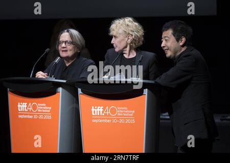 (150921) -- TORONTO, 20 settembre 2015 -- la regista cinese Jia Zhangke (R) partecipa alla cerimonia di premiazione del 40° Toronto International Film Festival (TIFF) a Toronto, Canada, 20 settembre 2015. Dopo 11 giorni di fermento ed eccitazione, il 40° Toronto International Film Festival (TIFF) si è concluso domenica, con il film Room che ha vinto il massimo onore e il regista di Toronto Alan Zweig che ha ricevuto il premio Platform da una giuria internazionale. )(zcc) CANADA-TORONTO-INT L FILM FESTIVAL-PREMIAZIONE CERIMONIA ZouxZheng PUBLICATIONxNOTxINxCHN Toronto 20 settembre 2015 la regista cinese Jia Zhangke r partecipa al Foto Stock