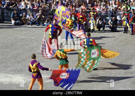 (150921) -- ASTI, 20 settembre 2015 -- il concorso di lancio bandiera si tiene durante il Palio di Asti, in Italia, il 20 settembre 2015. Il Palio di Asti è una tradizionale festa italiana di origine medievale che culmina in una corsa di cavalli senza schiena, e anche la più antica corsa di cavalli senza schiena registrata in Italia. La gara è stata disputata ogni anno a partire dal XIII secolo, con la prima gara registrata che si svolge nel 1275. L'antica competizione vede 21 cavalli purosangue competere rappresentando i 13 diversi quartieri della città. (SP)ITALIA-ASTI-PALIO DI ASTI-BAREBACK HORSERACE JinxYu PUBLICATIONxNOTxINxCHN AS Foto Stock