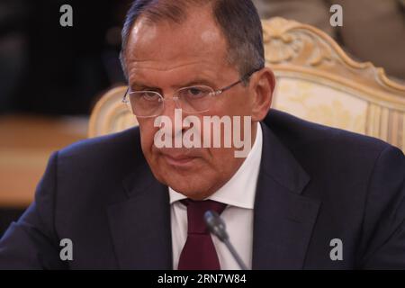 (150921) -- MOSCA, 21 settembre 2015 -- il ministro degli Esteri russo Sergei Lavrov partecipa a una conferenza stampa congiunta con il suo omologo giapponese Fumio Kishida (non in foto), a Mosca, capitale della Russia, 21 settembre 2015. Il ministro degli Esteri russo Sergei Lavrov lunedì ha detto che i progressi potrebbero essere resi possibili nei negoziati del trattato di pace tra il Giappone e il suo paese solo dopo che il Giappone ha riconosciuto la realtà storica del dopoguerra. ) RUSSIA-MOSCA-GIAPPONE-MINISTRO DEGLI ESTERI-VISITA DaixTianFang PUBLICATIONxNOTxINxCHN Mosca 21 settembre 2015 i Ministri degli Esteri russi Sergei Lavrov partecipano a una conferenza stampa congiunta con HIS Jap Foto Stock