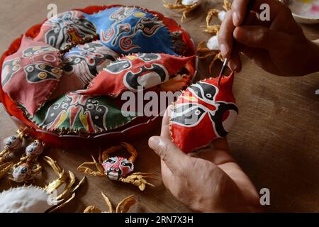 (150923) -- CANGZHOU, 23 settembre 2015 -- Du Baohuai Draw Beijing Opera Masks facciali su granchi nel villaggio di Jijiabao della città di Huanghua, nella provincia di Hebei nella Cina settentrionale, 23 settembre 2015. Du ha disegnato dipinti e poesie su granchi. ) (Zkr) CHINA-CANGZHOU-CRAB SHELL-PAINTING(CN) MouxYu PUBLICATIONxNOTxINxCHN Cangzhou Sept 23 2015 You Draw Beijing Opera facciali Masks ON Crab Shells in Jijiabao Village of Huanghua City North China S Hebei Province Sept 23 2015 You Drew Paintings and Poems ON Crab Shells CCR China Cangzhou Crab Shell Painting CN MouxYONCHN PUXINTIXINCHN Foto Stock