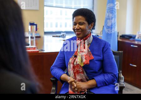 (150924) -- NEW YORK, 24 settembre 2015 -- foto scattata il 14 settembre 2015, mostra il capo delle donne delle Nazioni Unite Phumzile Mlambo-Ngcuka parla durante un'intervista esclusiva con Xinhua News Agency presso la sede delle donne delle Nazioni Unite a New York, negli Stati Uniti. Il capo delle Nazioni Unite Phumzile Mlambo-Ngcuka ha applaudito i progressi compiuti dalla Cina nel campo dell'empowerment femminile, in particolare nei settori dell'istruzione e della salute. ) U.S.-NEW YORK-ONU WOMEN CHIEF-INTERVIEW LixMuzi PUBLICATIONxNOTxINxCHN New York 24 settembre 2015 foto scattata IL 14 settembre 2015 mostra un Women Chief Phumzile Mlambo Ngcuka Speaks during to Exclusive Interview with XINHUA Foto Stock