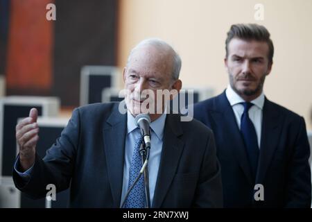 (150924) -- NEW YORK, 24 settembre 2015 -- Anthony Lake (L), direttore esecutivo del Fondo delle Nazioni Unite per l'infanzia (UNICEF), parla durante una conferenza stampa che svela un'installazione digitale creata per l'UNICEF da Google, utilizzando la tecnologia mobile e i social media per trasmettere messaggi di bambini provenienti da tutto il mondo presso la sede centrale delle Nazioni Unite a New York, 24 settembre 2015.) Un-NEW YORK-UNICEF-DAVID BECKHAM LixMuzi PUBLICATIONxNOTxINxCHN New York 24 settembre 2015 Fondo delle Nazioni Unite per l'infanzia il Direttore esecutivo dell'UNICEF Anthony Lake l interviene durante una conferenza stampa che svela un impianto digitale Cre Foto Stock