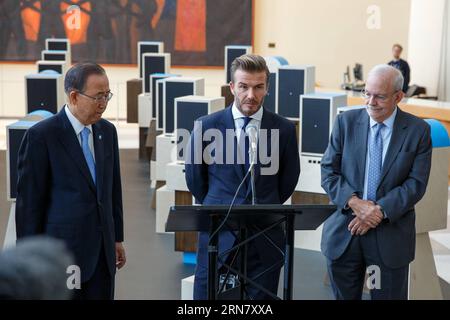 (150924) -- NEW YORK, 24 settembre 2015 -- la star del calcio inglese e l'ambasciatore di buona volontà del Fondo delle Nazioni Unite per l'infanzia (UNICEF) David Beckham (C) parla durante una conferenza stampa che svela un'installazione digitale creata per l'UNICEF da Google, utilizzare la tecnologia mobile e i social media per trasmettere messaggi ai bambini di tutto il mondo presso la sede centrale delle Nazioni Unite a New York, 24 settembre 2015.) Un-NEW YORK-UNICEF-DAVID BECKHAM LixMuzi PUBLICATIONxNOTxINxCHN New York 24 settembre 2015 inglese Soccer Star e Fondo delle Nazioni Unite per l'infanzia UNICEF Goodwill Ambassador David Beckham C interviene durante un Pr Foto Stock