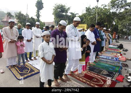 (150925) -- DACCA, 25 settembre 2015 () -- i musulmani bengalesi offrono preghiere alla moschea nazionale durante il Festival Eid al-Adha a Dacca, capitale del Bangladesh, 25 settembre 2015. () BANGLADESH-DHAKA-EID AL-ADHA-PREGHIERA Xinhua PUBLICATIONxNOTxINxCHN Dhaka settembre 25 2015 i musulmani bengalesi OFFRONO preghiere ALLA Moschea nazionale durante il Oath al Adha Festival a Dhaka capitale del Bangladesh settembre 25 2015 Bangladesh Dhaka giuramento al Adha Prayer XINHUA PUBLICATIONxNOTxINxCHN Foto Stock