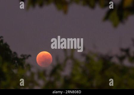 (150928) -- HARARE, 28 settembre 2015 -- foto scattata il 28 settembre 2015 mostra un'eclissi lunare totale, nota anche come Blood Moon , Over Harare, Zimbabwe . ) (cl) ZIMBABWE-HARARE-MOON XuxWei PUBLICATIONxNOTxINxCHN Harare Sept 28 2015 la foto scattata IL 28 2015 settembre mostra un'eclissi lunare totale così nota come Blood Moon Over Harare Zimbabwe CL Zimbabwe Harare Moon PUBLICATIONxNOTxINxCHN Foto Stock