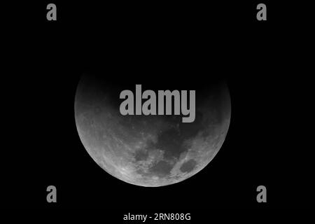 (150928) -- AMMAN, 28 settembre 2015 -- foto scattata il 28 settembre 2015 mostra un'eclissi lunare totale, nota anche come Blood Moon , Over Amman, Giordania . ) JORDAN-AMMAN-MOON MohammadxAbuxGhosh PUBLICATIONxNOTxINxCHN Amman Sept 28 2015 la foto scattata IL 28 2015 settembre mostra un'eclissi lunare totale così nota come Blood Moon Over Amman Jordan Amman Moon MohammadxAbuxGhosh PUBLICATIONxNOTxINxCHN Foto Stock