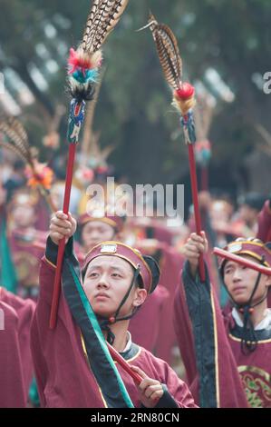 (150928) -- QUFU, 28 settembre 2015 -- i partecipanti che indossano costumi tradizionali si esibiscono durante un rituale per celebrare il 2,56 ° anniversario del compleanno di Confucio al Tempio di Confucio a Qufu, provincia dello Shandong della Cina orientale, 28 settembre 2015. Il culto rituale Confucio si tenne al Tempio di Confucio a Qufu lunedì, il luogo di nascita dell'antico filosofo. Confucio (551 a.C.-479 a.C.) fu un grande pensatore, filosofo ed educatore nell'antica Cina. Dedicò tutta la sua vita ad insegnare alle persone quattro cose: Cultura, condotta, lealtà e onestà. Confucio e la sua filosofia sono profondamente dentro Foto Stock