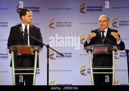 BOGOTA, 28 settembre 2015 -- alto Commissario per la pace della Colombia Sergio Jaramillo (L) e capo negoziatore del governo colombiano per i colloqui di pace con le forze rivoluzionarie armate ribelli della Colombia (FARC) Humberto de la Calle partecipa a una conferenza stampa a Bogotà il 28 settembre 2015. ) (jp) (ah) COLOMBIA-BOGOTA-FARC-CONFERENZA STAMPA COLPRENSA PUBLICATIONxNOTxINxCHN Bogota settembre 28 2015 alto Commissario per la pace della Colombia Sergio JARAMILLO l e capo negoziatore del governo colombiano per i colloqui di pace con le forze rivoluzionarie armate ribelli della Colombia FARC Humberto de la Cal Foto Stock