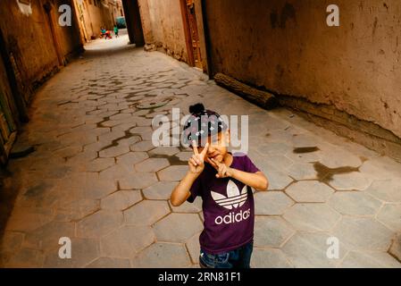 (150930) -- KASHGAR, 30 settembre 2015 -- Un bambino posa per una foto nella città vecchia di Kashgar, regione autonoma di Xinjiang Uygur della Cina nord-occidentale, 19 settembre 2015. Kashgar, la città più occidentale della Cina, è stata per secoli il centro della civiltà uigura, un luogo dove le persone si sono riunite per commerciare e diffondere l'apprendimento islamico, sulle rotte carovane dall'Europa e dalla Persia alla Cina. (lfj) CHINA-XINJIANG-KASHGAR-OLD TOWN (CN) ZhangxCheng PUBLICATIONxNOTxINxCHN Kashgar Sept 30 2015 a Child Poses for a Photo in the Old Town of Kashgar Northwest China S Xinjiang Uygur Autonomous Region 19 settembre 2015 Foto Stock