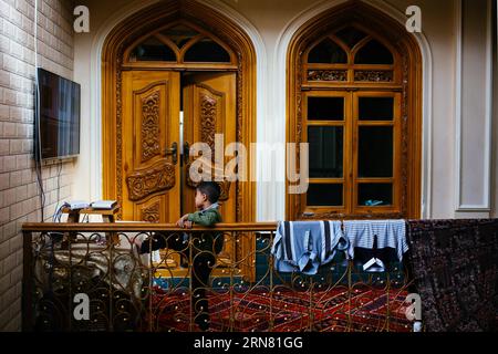 (150930) -- KASHGAR, 30 settembre 2015 -- Un bambino guarda la TV a casa nella città vecchia di Kashgar, regione autonoma di Xinjiang Uygur, nella Cina nordoccidentale, 20 settembre 2015. Kashgar, la città più occidentale della Cina, è stata per secoli il centro della civiltà uigura, un luogo dove le persone si sono riunite per commerciare e diffondere l'apprendimento islamico, sulle rotte carovane dall'Europa e dalla Persia alla Cina. (lfj) CHINA-XINJIANG-KASHGAR-OLD TOWN (CN) ZhangxCheng PUBLICATIONxNOTxINxCHN Kashgar settembre 30 2015 un bambino guarda TV A casa nella città vecchia di Kashgar regione autonoma di Xinjiang Uygur della Cina nordoccidentale settembre 20 Foto Stock