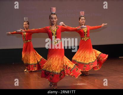 (150930) -- ISLAMABAD, 30 settembre 2015 -- artisti acrobatici cinesi si esibiscono durante una cerimonia per celebrare l'anno degli scambi amichevoli Cina-Pakistan 2015, a Islamabad, capitale del Pakistan il 30 settembre 2015. ) PAKISTAN-ISLAMABAD-CHIENSE-ACROBATIC-PERFORMANCE SaadiaxSeher PUBLICATIONxNOTxINxCHN Islamabad settembre 30 2015 artisti acrobatici cinesi si esibiscono durante una cerimonia per celebrare l'anno della Cina Pakistan Friendly Exchange 2015 a Islamabad capitale del Pakistan IL 30 2015 settembre Pakistan Islamabad Acrobatic Performance SaadiaxSeher PUBLICATIONXNOTxINXCHN Foto Stock