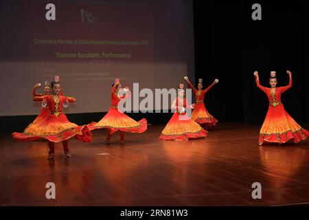 (150930) -- ISLAMABAD, 30 settembre 2015 -- artisti acrobatici cinesi si esibiscono durante una cerimonia per celebrare l'anno degli scambi amichevoli Cina-Pakistan 2015, a Islamabad, capitale del Pakistan il 30 settembre 2015. ) PAKISTAN-ISLAMABAD-CHIENSE-ACROBATIC-PERFORMANCE SaadiaxSeher PUBLICATIONxNOTxINxCHN Islamabad settembre 30 2015 artisti acrobatici cinesi si esibiscono durante una cerimonia per celebrare l'anno della Cina Pakistan Friendly Exchange 2015 a Islamabad capitale del Pakistan IL 30 2015 settembre Pakistan Islamabad Acrobatic Performance SaadiaxSeher PUBLICATIONXNOTxINXCHN Foto Stock