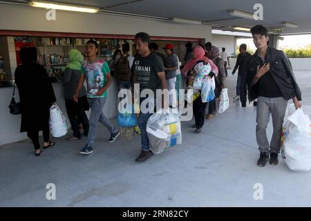 (151001) -- ATENE, 1 ottobre 2015 -- i rifugiati afghani sono temporaneamente protetti nell'ex stadio olimpico di hockey ad Atene, Grecia, 1 ottobre 2015. ) GRECIA-ATENE-RIFUGIATI MariosxLolos PUBLICATIONxNOTxINxCHN Atene OCT 1 2015 i rifugiati afghani sono temporaneamente riparati PRESSO L'ex Stadio Olimpico di hockey ad Atene Grecia OCT 1 2015 Grecia Atene rifugiati MariosxLolos PUBLICATIONxNOTxINxCHN Foto Stock