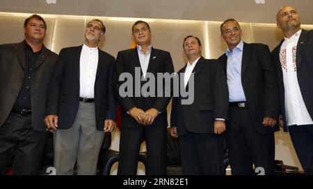 (151001) -- QUITO, 1 ottobre 2015 -- il presidente dell'Ecuador Rafael Correa (3rd L) pone con i membri del gruppo The Five, Raul Labanino (1st L), Rene Gonzalez (2nd L), Fernando Gonzalez (3rd R), Antonio Guerrero (2nd R) e Gerardo Hernandez durante il loro incontro al Ministero dello Sport a Quito, Ecuador, il 1 ottobre 2015. Secondo la stampa locale, i cinque hanno visitato l'Ecuador per incontrare il presidente ecuadoriano Rafael Correa e partecipare al secondo incontro latinoamericano Progressive. Santiago Armas) (vf) (sp) ECUADOR-QUITO-CUBA-VISIT e SANTIAGOxARMAS PUBLICATIONxNOTxINxCHN Quito OCT 1 2 Foto Stock