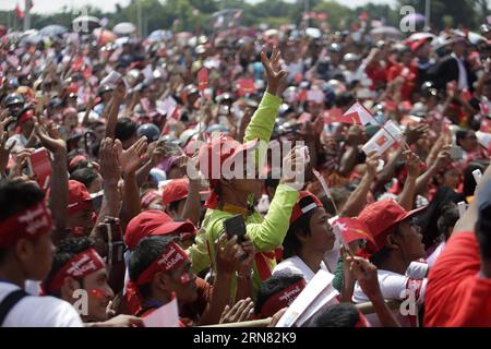 POLITIK Myanmar: Wahlkampf Aung San Suu Kyi (151002) -- MYITGYINA, 2 ottobre 2015 -- la gente applaude durante una campagna elettorale del presidente della Lega Nazionale per la democrazia (NLD) Aung San Suu Kyi a Myitgyina, Myanmar, 2 ottobre 2015. Il partito di opposizione del Myanmar NLD ha esortato i suoi candidati e membri del partito a fare campagna per le prossime elezioni generali in conformità con la legge elettorale e le direttive della Commissione elettorale dell'Unione per rendere le elezioni un successo. ) MYANMAR-MYITGYINA-NLD-AUNG SAN SUU KYI-CAMPAGNA ELETTORALE GENERALE UxAung PUBLICATIONxNOTxINxCHN politica Myanmar elezione ca Foto Stock